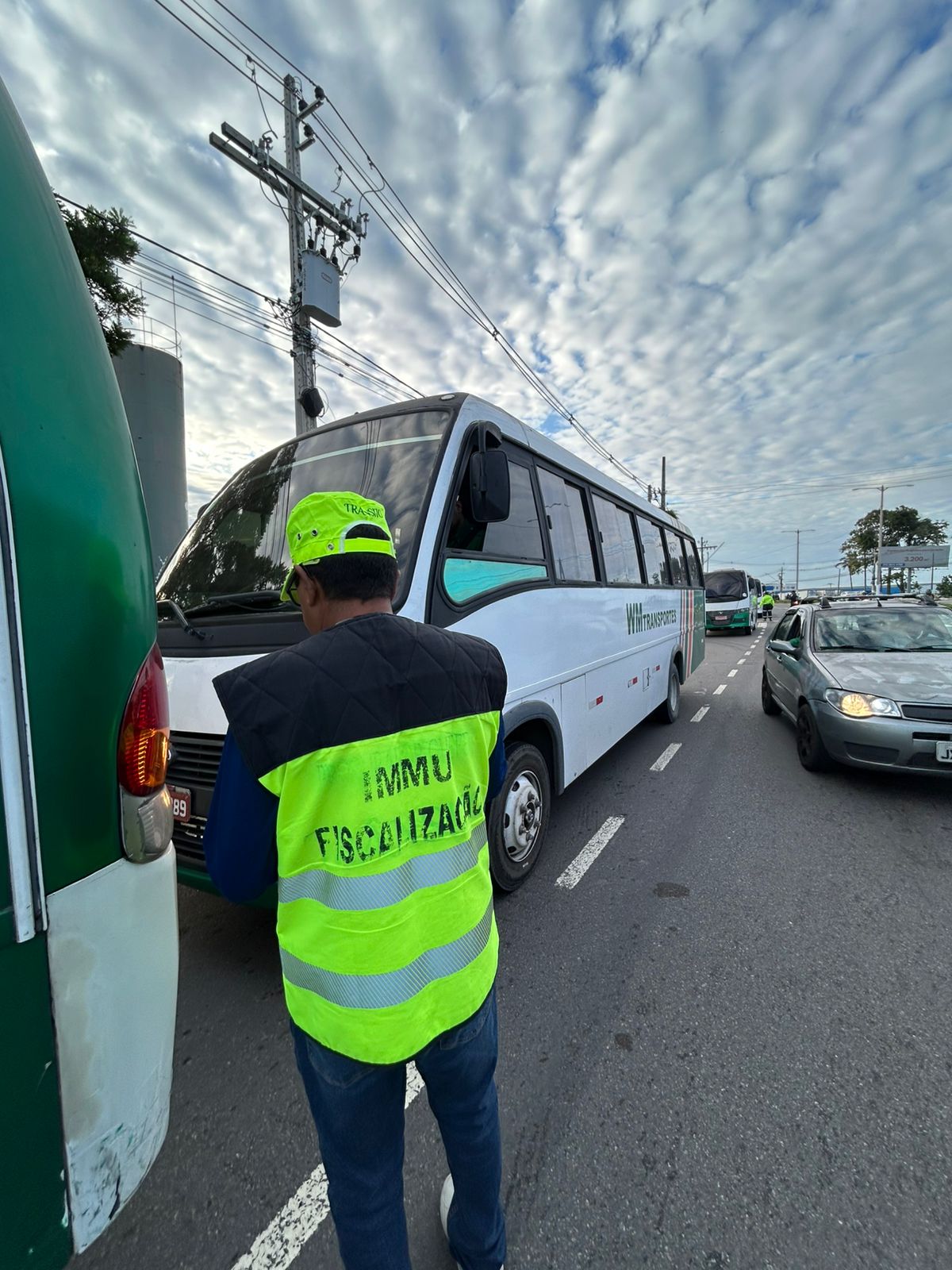 Operação ‘Transporte Legal’ flagra veículos irregulares na avenida do Turismo, em Manaus