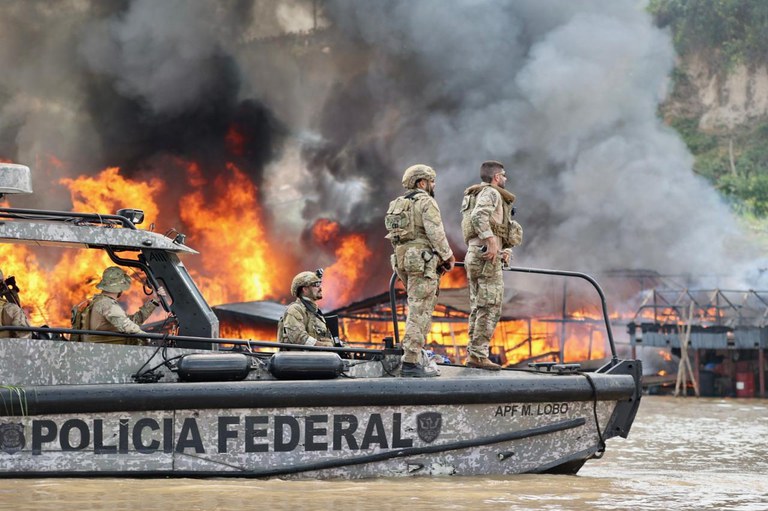 Polícia Federal realiza operação contra garimpo ilegal no Rio Madeira/AM