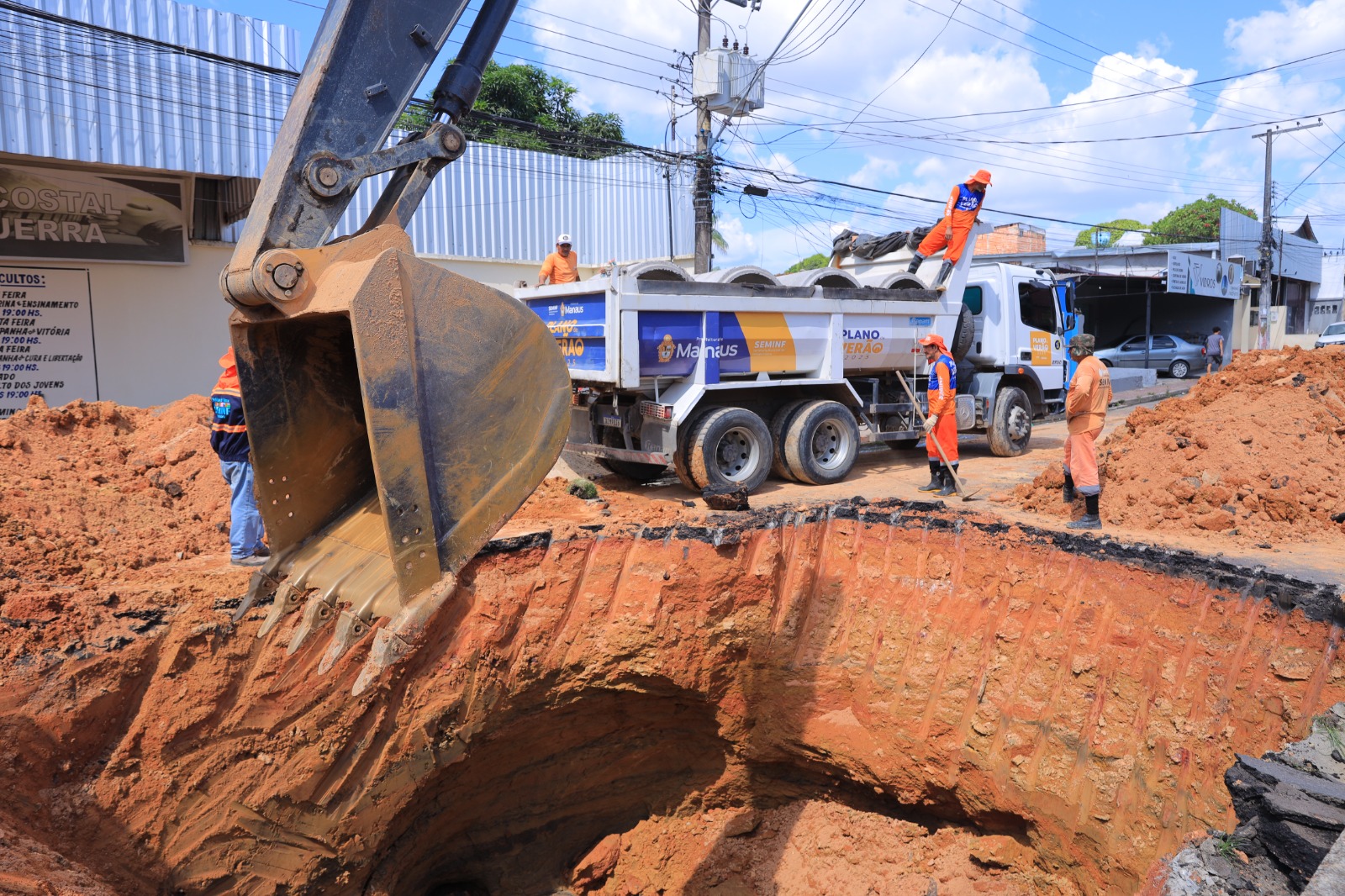 No Alvorada 3, Prefeitura intervém em cratera e reforça alerta contra descarte irregular de resíduos