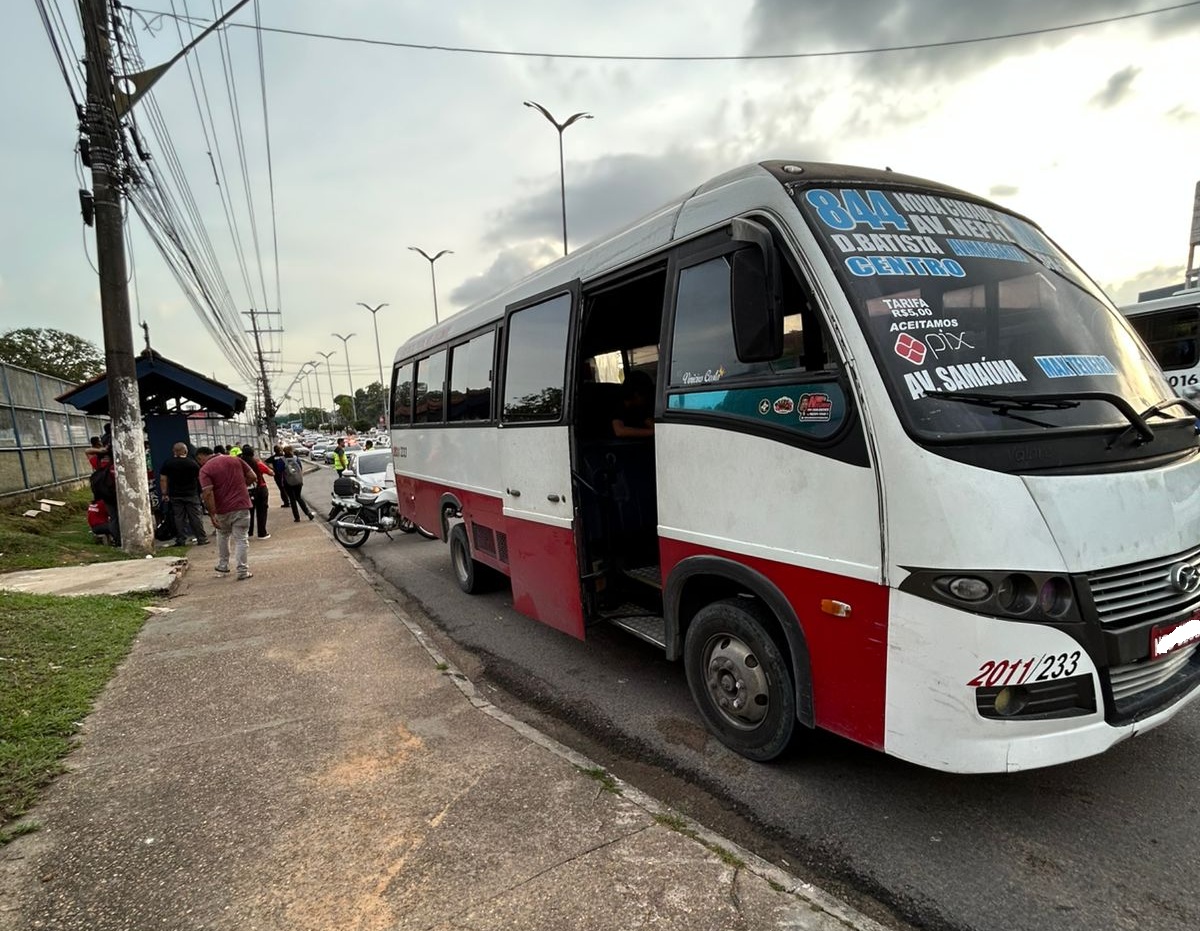 Micro-ônibus com pneus danificados e motorista sem habilitação é apreendido em Manaus