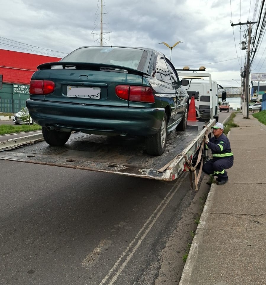 Prefeitura reforça fiscalização na zona Norte e remove veículo por irregularidade em Manaus