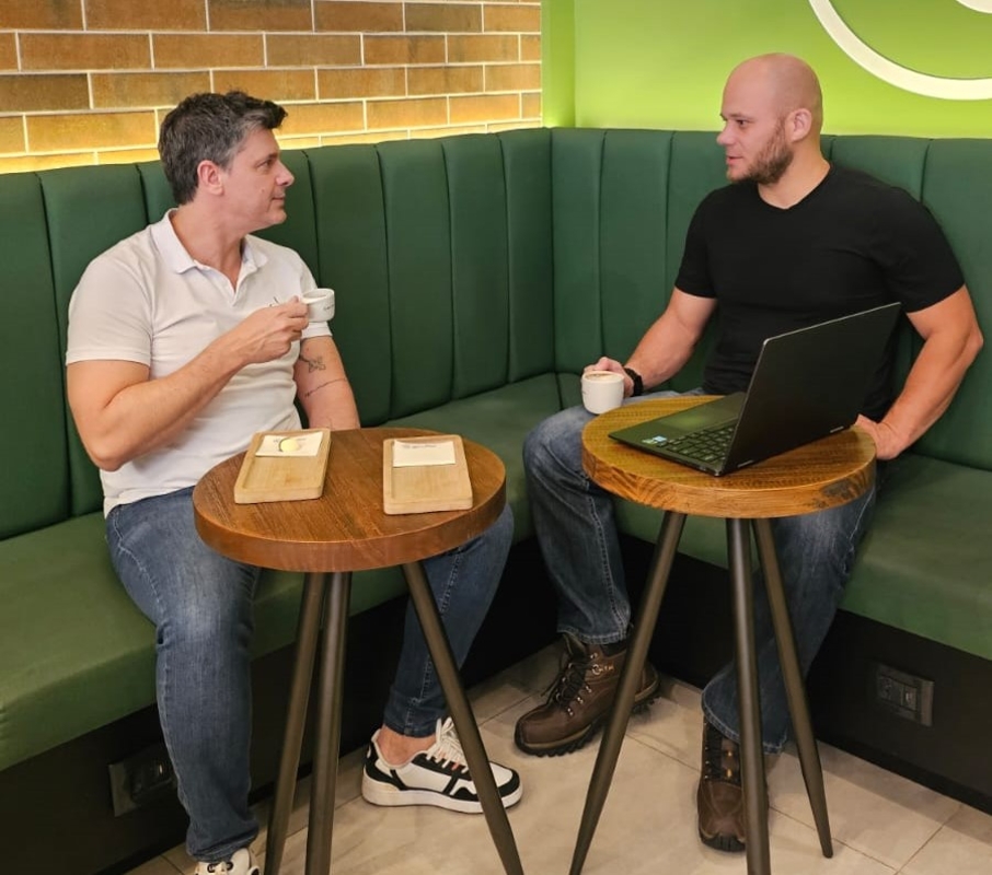 Diogo Assinger lança Enciclopédia das Lutas na Go Coffee