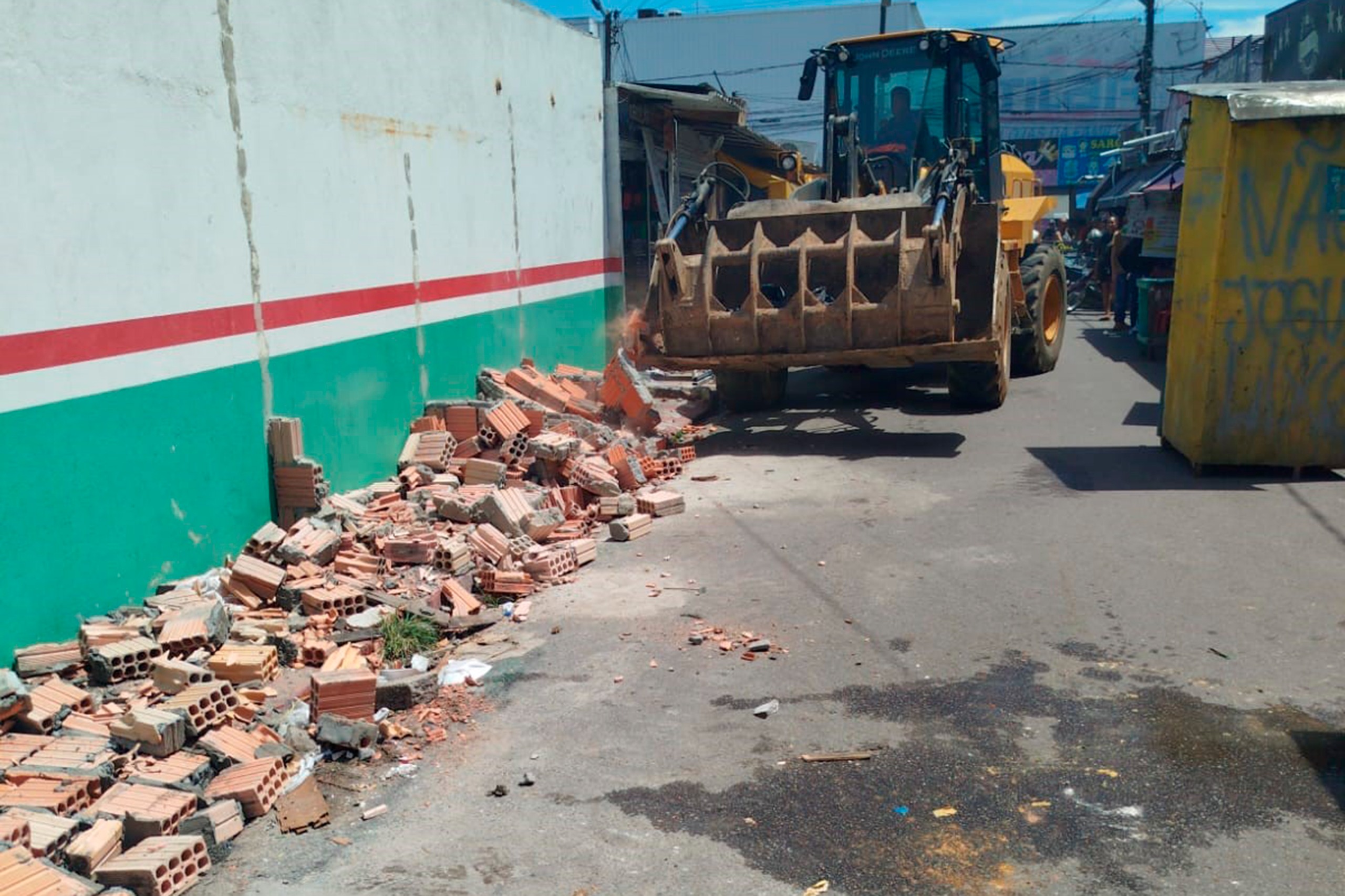 Obras que tomaram calçadas são removidas pela prefeitura
