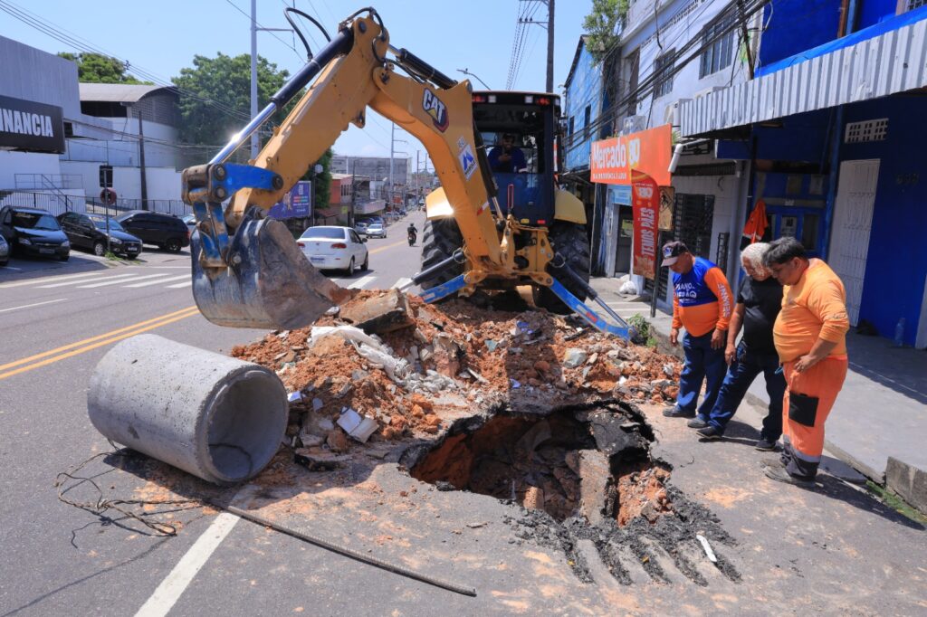 Avenida Tefé recebe intervenção urgente após danos na drenagem