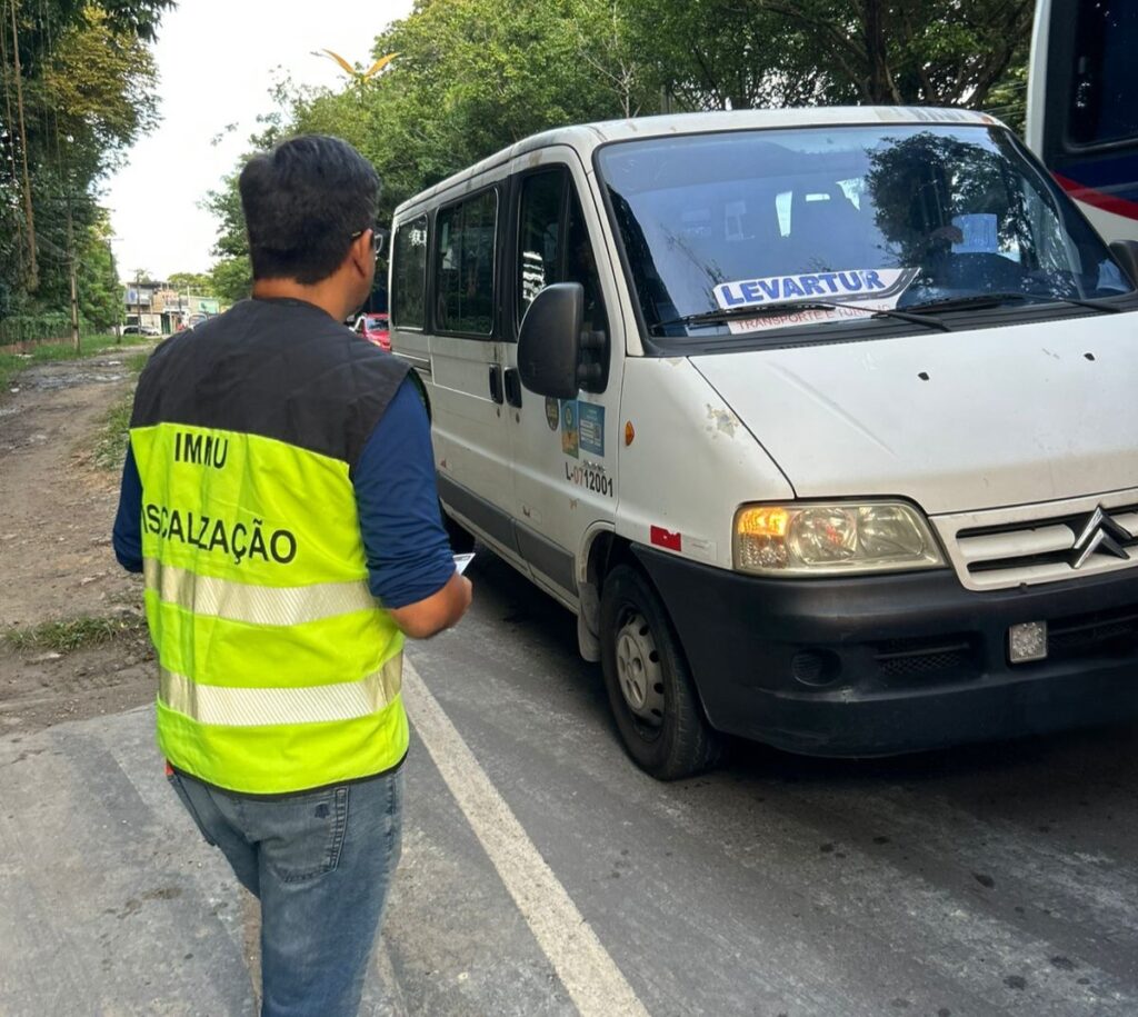 Operação da prefeitura apreende veículos que realizavam transporte clandestino na zona Leste de Manaus