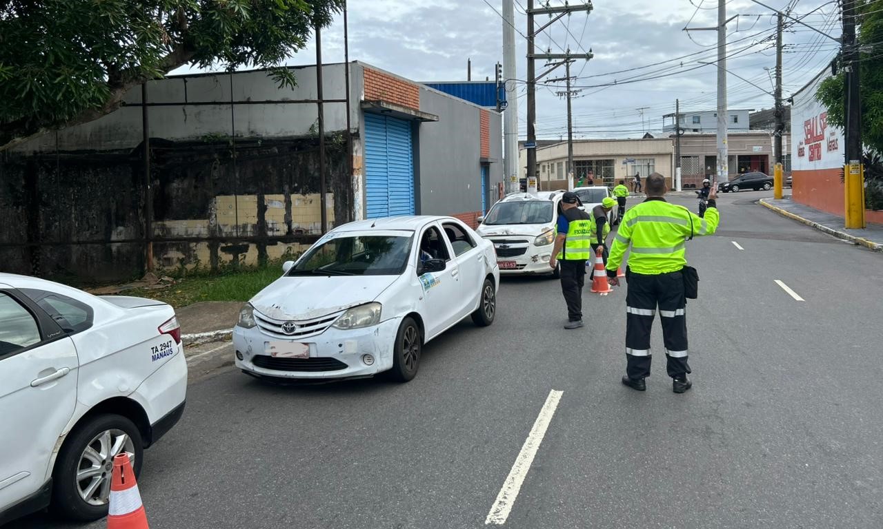 Prefeitura retira veículos que realizavam transporte irregular das ruas de Manaus