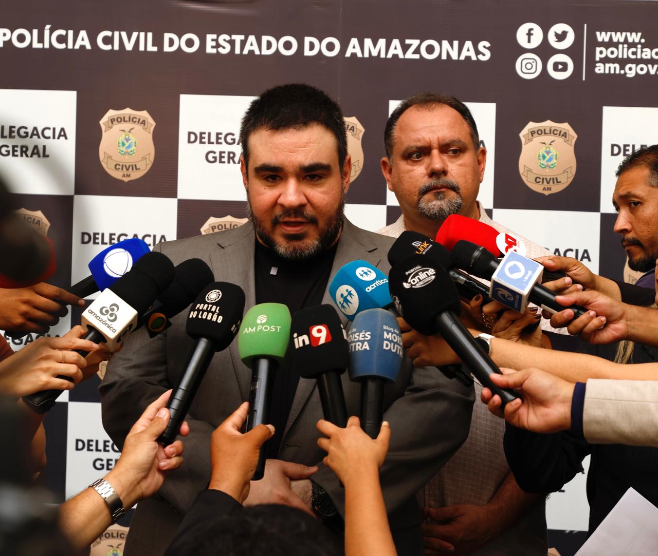 Segundo o delegado Caio César, na ocasião do crime, a vítima foi até a residência do suspeito a convite da filha dele, com quem mantinha amizade. Nessa oportunidade, o homem se aproveitou da proximidade entre as meninas para cometer a violência e ameaçou a adolescente de morte, o que a impediu de contatar a família.