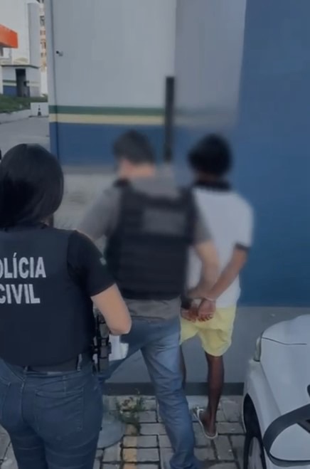 Polícia prende homem suspeito de queimar filhos com objetos de metal